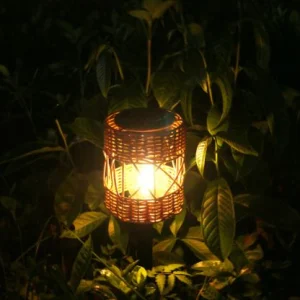 چراغ دکوری خورشیدی باغچه‌ای طرح فنجانی با بافت حصیری