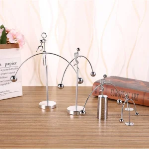 مجسمه فلزی فانتزی آدم آهنی با تعادل خلاقانه